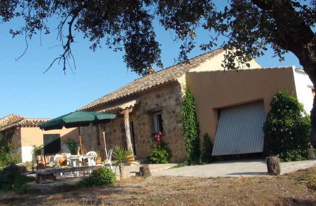 15 minutes from Cordoba stone house in meadow of 120 Ha with small castle