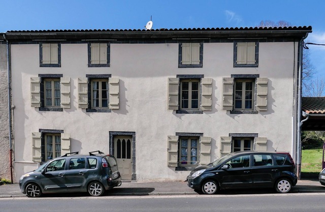15 minutes from Vulcania, large family house with garden, Gîte Côté Jardin
