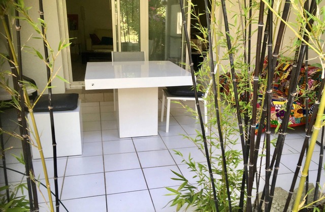 15 mn on tramway to town center, apartment set in a large olive grove