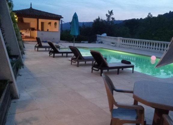 150 euros la nuit pour 6 couchages avec pool housse et piscine privée 2 nuits min