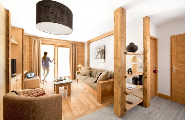 150m from resort center, fitness, swimming pool, sauna, hammam, balcony, tv, 58m², Tignes