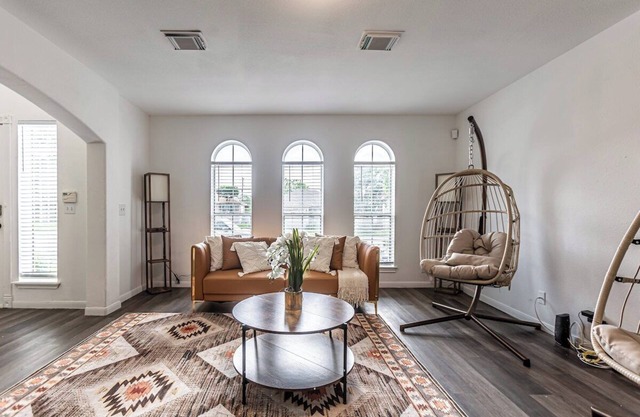 15135 Family-Friendly Home Near Top Attractions