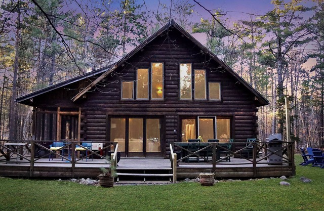 15min to Lake Placid - Log Cabin w/Hot Tub