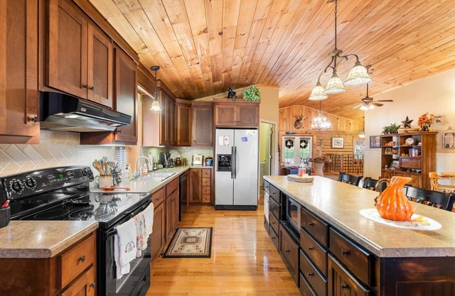 16 Person sewing/craft retreat near Hiwassee River