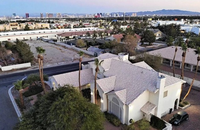 17 Beds | Mini Scarface Mansion | HeartOfVegas | Pool | Walk to Park Nearby!