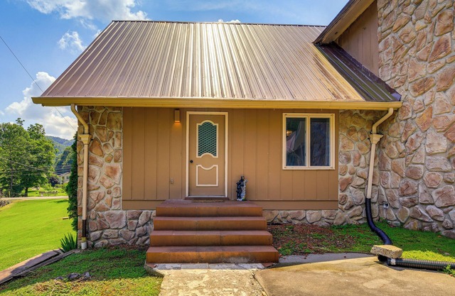 17 Mi to Coal Canyon Trail: Scenic Mtn-View Apt!