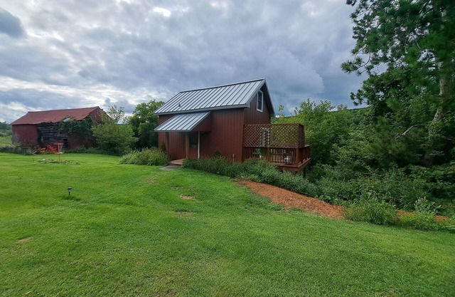 170 Year old countryside cottage with deck - Location near Devil's Lake