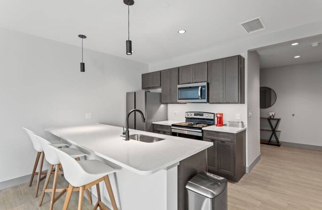 175 LEX - Spacious Two Bedroom! Walkable Downtown!