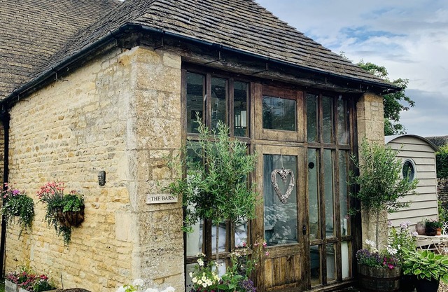 17th century converted barn in Cotswolds stone- 5 mins from Bourton On The Water