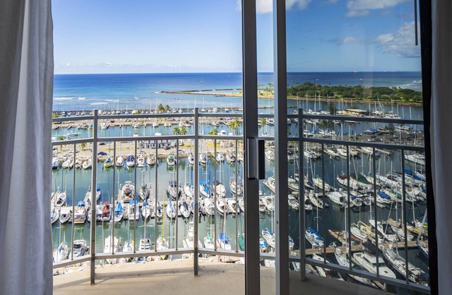17th floor cozy 1BDR facing Ala Wai Yacht Harbor with full kitchen, a balcony