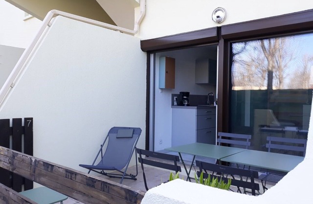 18 m2 studio apartment with direct beach access.