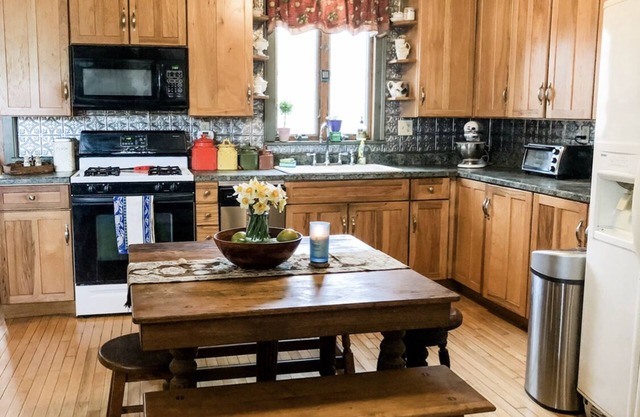1820’s Farmhouse near Elk Mountain Ski Resort- 2 Bed 2.5 Bath
