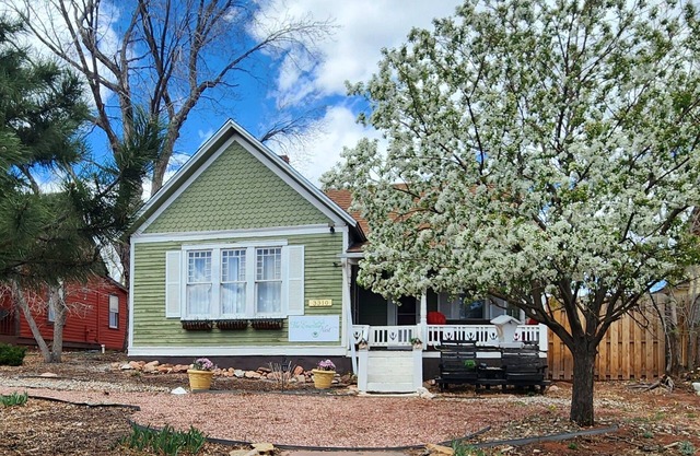 1880's home between Manitou & Old Colorado City. Walk to Garden of the Gods!