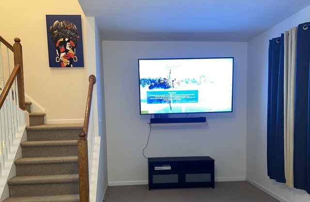 1900 sq/ft of space, 3 Bedrooms/3 Levels Townhouse/beautiful quiet neighborhood.