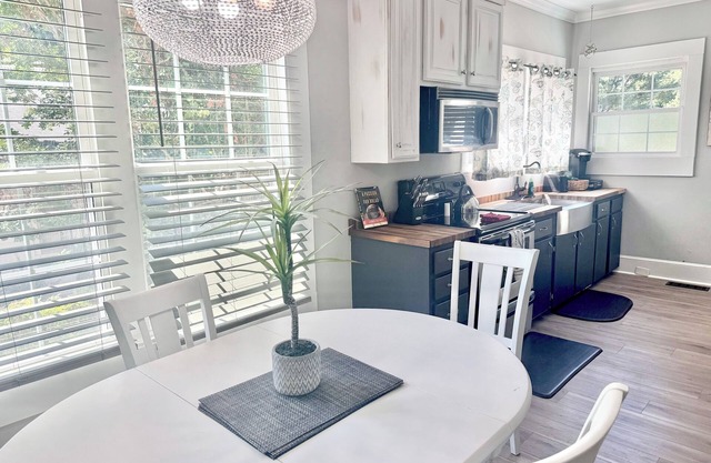 1918 Downtown Cary w/4BR+3BA ~ walk 2 new park shops breweries & restaurants!
