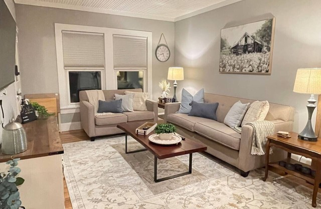 1920’s Farmhouse - 3bed/2bath - Pet Friendly