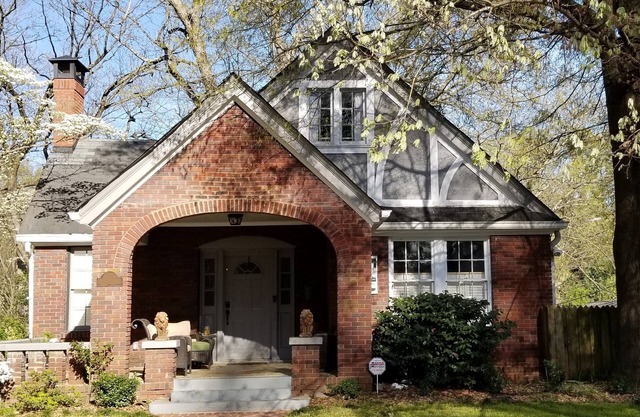1928 Historic Charmer - Convenient Comfortable Cozy Close to DWNT & Sites