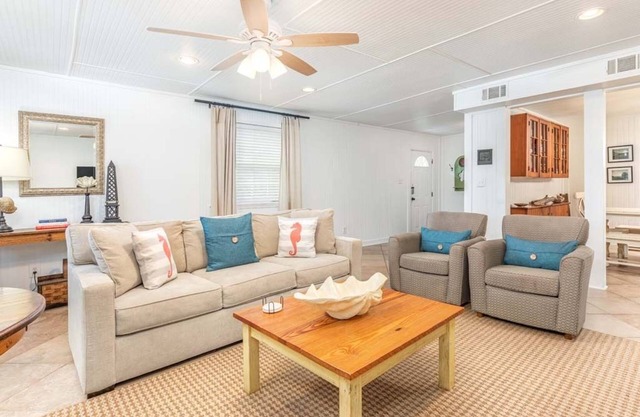 1930's Cottage Apt, South End 2 Blocks to Beach
