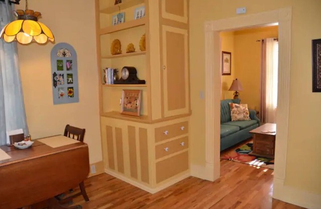 1930's Style Apartment by Downtown