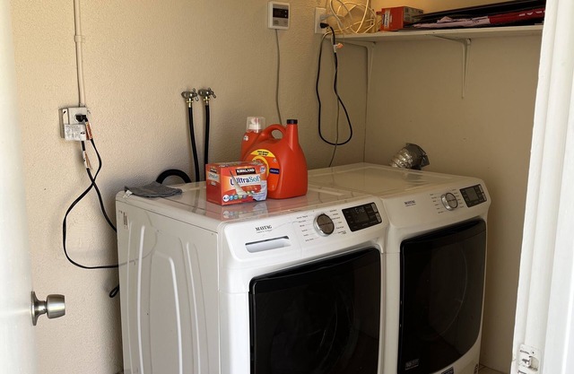 1B1B Guest House W/Full Kitchen Great Location Monthly Rental Only