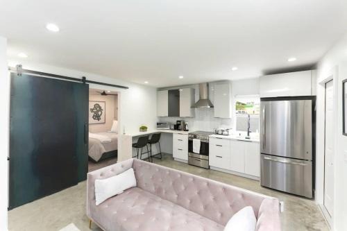 1BD 1BA-Black&White ArtBNB Cottage-Antique Row WPB