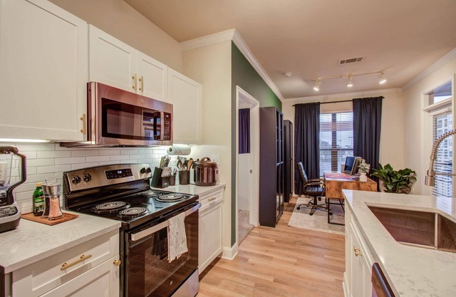 1BD Luxury in Heart of Houston w Pool, Gym & More!