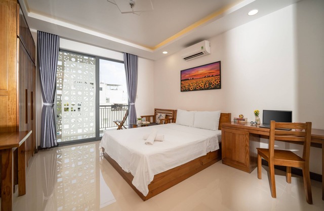 1Bed Apartment, Beachside, Local market