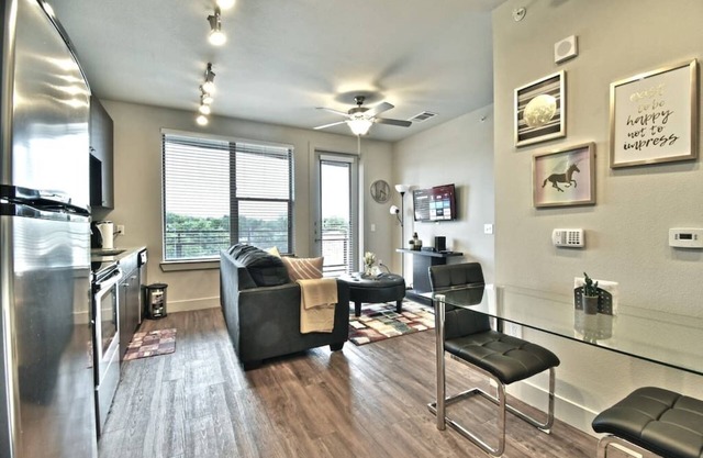 1Bedroom 2 beds Furnished Apt with Parking / washer & dryer
