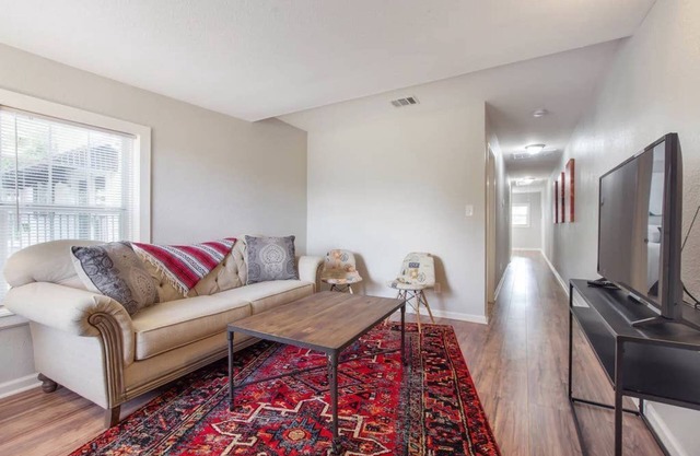 1BR & 1BA furnished Apt- Washer/Dryer- Fully Equipped Kitchen- Monthly Rental