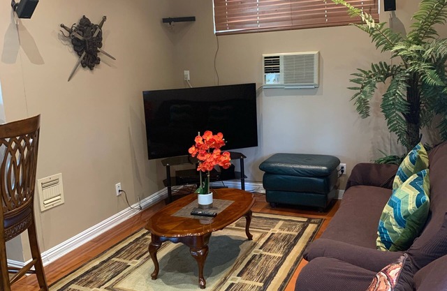1BR 1BA Private Guest Suite, Self-Check In, Netflix near Woodland Hills Village