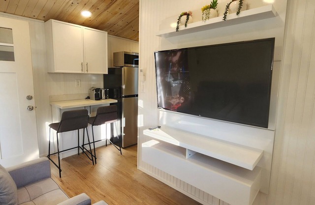 1BR 1BA tiny home with W/D a few steps away from Kaiser Woodland Hills