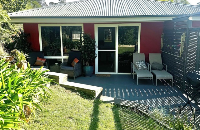 1BR garden cottage on a large lot in heart of coastal Milton NSW. Dog friendly.