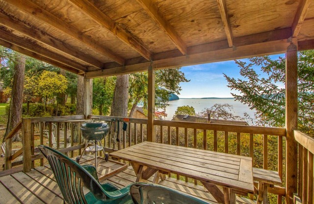 1BR Ocean View Cabin - 30 second walk to west-facing beach and sunsets!