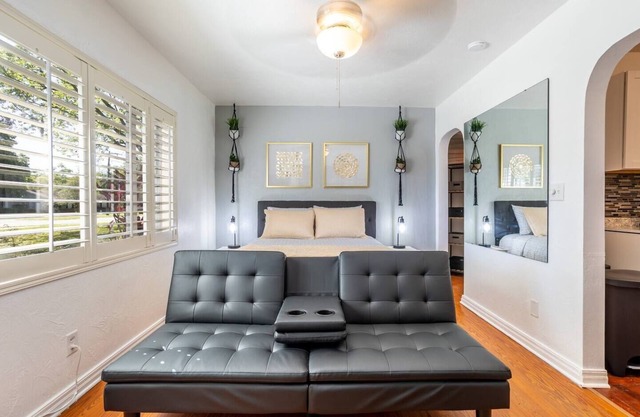 1BR Urban Escape Fast Wi-Fi + Pet-Friendly