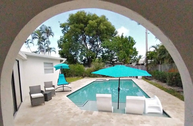 1mi to Beach 2 Suite 4bd/3bth Home with Pool &Spa