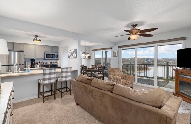 1mileSDC/LargeDeck/BeautifulLakeView!/OutdoorPool!