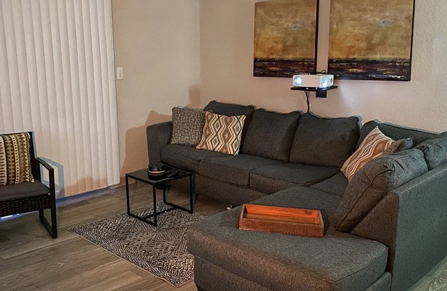1st Base - Atlanta/Atlanta Battery! Spacious unit sleeps 4