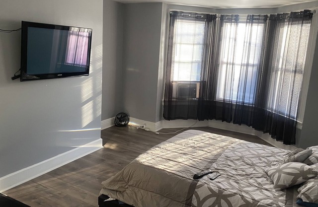 1st floor Clean spacious safe accommodating apartment 30 mins from NY