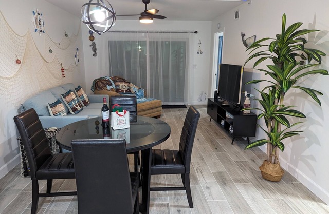 1st floor Ft. Myers Davis Lake Condo, minutes to Sanibel and Fort Myers beach