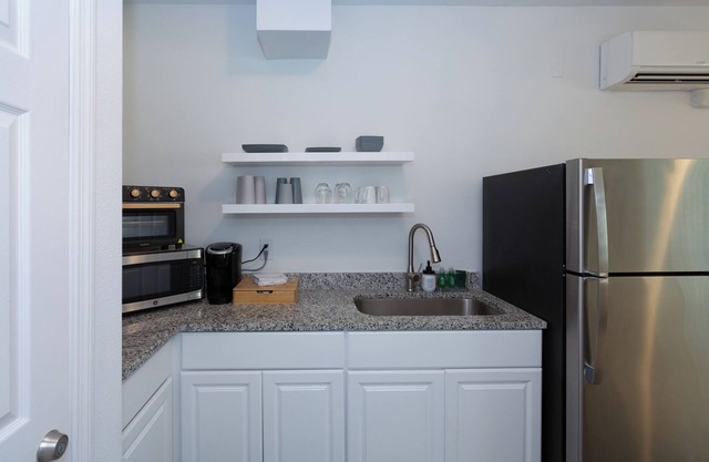 1st Floor Studio Apt in walkable Resort with Pools