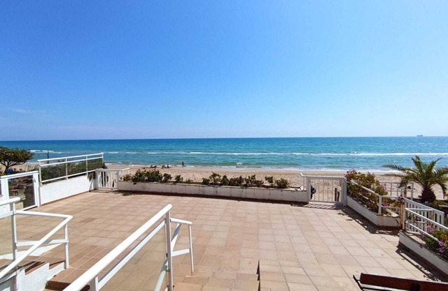 1st LINE OF SEA. 5m from the sand. SUN, RELAX BEACH.