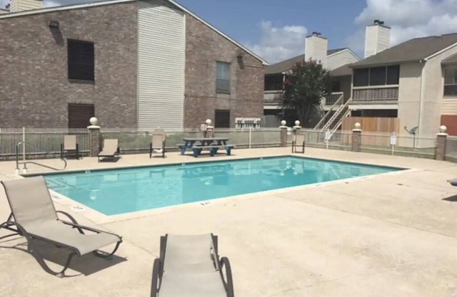 2/1 Condo on 1st level with covered parking