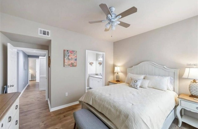 2/2 Condo in Sarasota w/heated pool, gym, lake view, fiber WiFi. < 5 mi beach!
