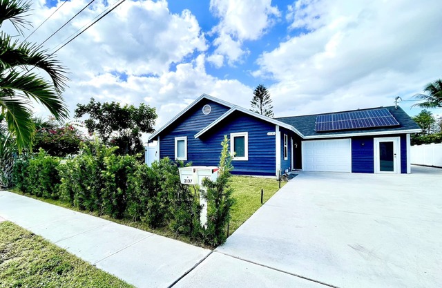 2/2 Home w/yard,near Downtown, Beach,Airport, I-95, Train