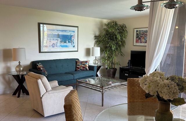 2/2 In Brand New Condition In Delray Beach 1 Mile From The Beach