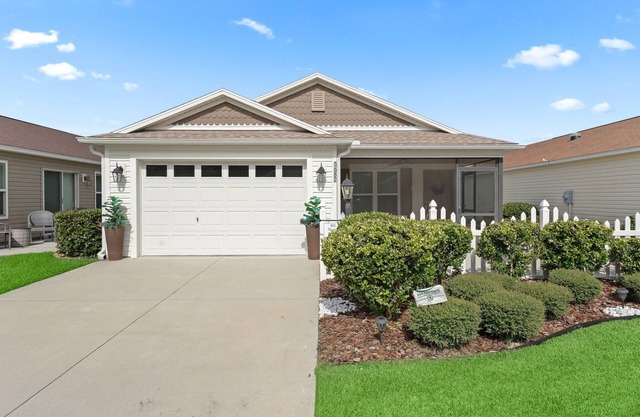 2/2 PATIO VILLA CLOSE TO THE POOLS AND GOLF COURSES!