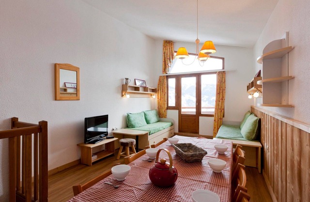 2* 3-Bed Ski-in/Ski-out, 9 pers, elevator and covered parking