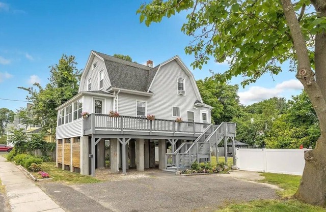2.3mi from Short Beach, 3 Bed 1.5 bath