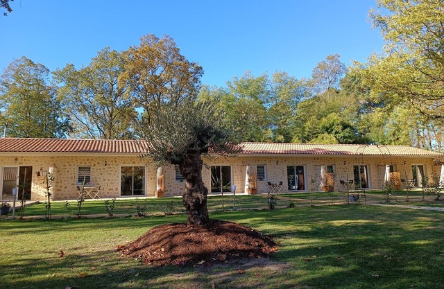2/4-person gîte with small garden and shared swimming pool