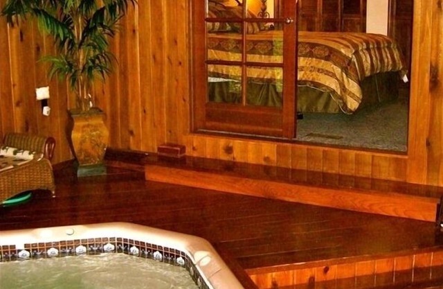 2.5 BLOCKS TO BEACH - 4 BED/3 BATH - INDOOR HOT TUB - OCEAN VIEW -2 PETS WELCOME
